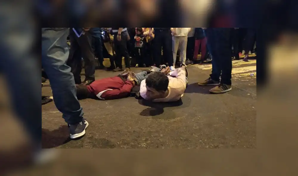 Delincuentes circulaban cerca al centro financiero de Fiori con actitud sospechosa y al negarse a identificarse, la PNP procedió a intervenirlos (Foto: Christian Moreno / Grupo La República) Delincuentes circulaban cerca al centro financiero de Fiori con actitud sospechosa y al negarse a identificarse, la PNP procedió a intervenirlos (Foto: Christian Moreno / Grupo La República)