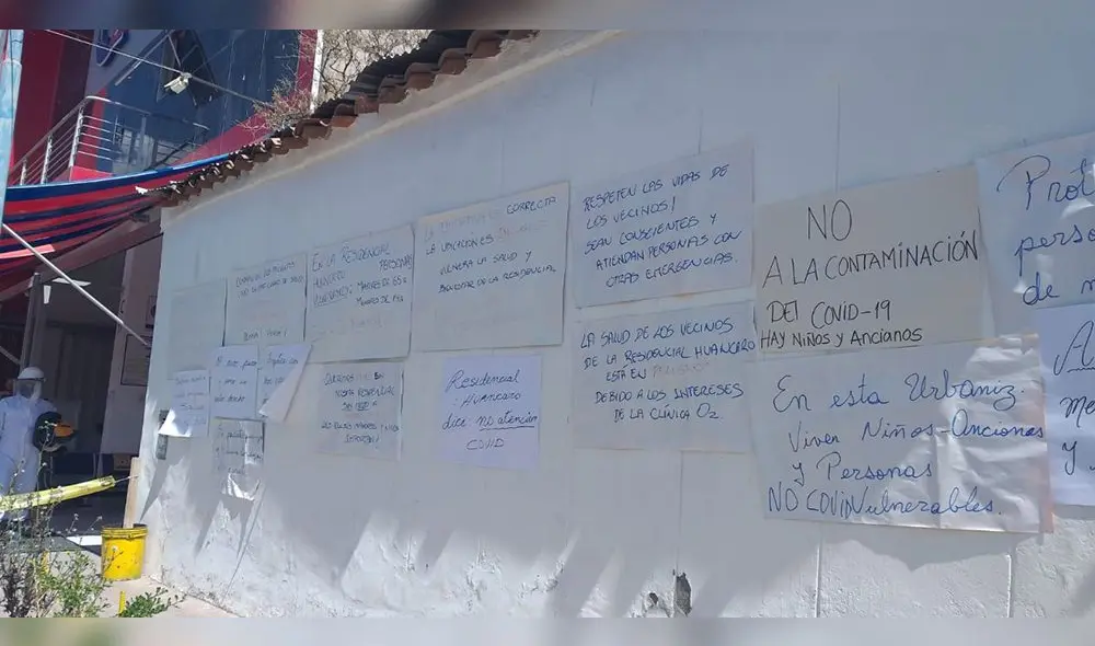 Vecinos colocaron letreros a lado de la clínica 02 Medica Network. No quieren a pacientes COVID-19.