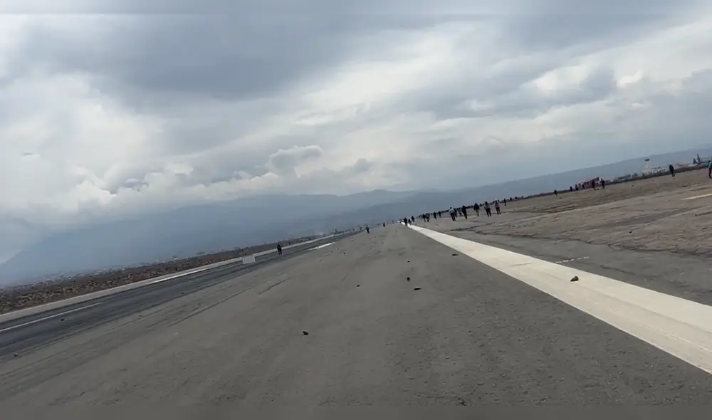 Ciudadanos toman aeropuerto de Arequipa. Foto: captura / Frase Corta Ciudadanos toman aeropuerto de Arequipa. Foto: captura / Frase Corta