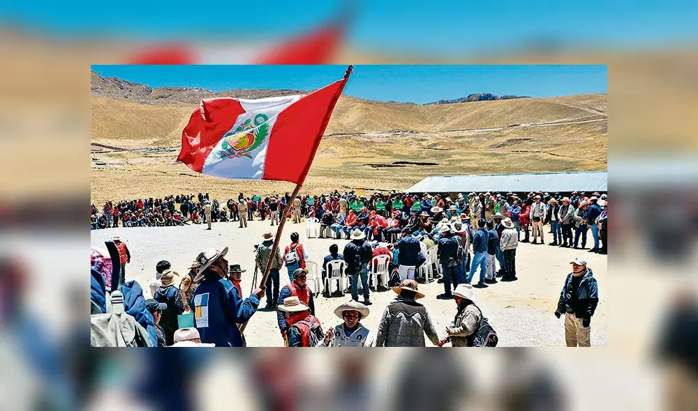 entrega. Comuneros de Arcospampa Congota recibieron sus cheques de manos del MTC.