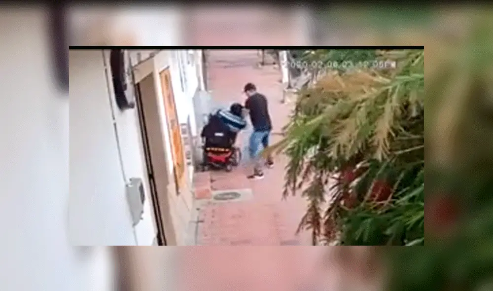 Delincuente asalta a persona con discapacidad y casi la arroja de su silla de ruedas Delincuente asalta a persona con discapacidad y casi la arroja de su silla de ruedas