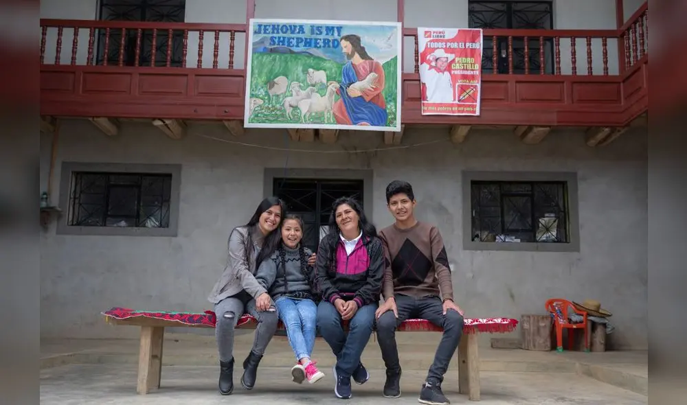 Lilia Paredes con sus hijos Alondra, Jennifer y Arnold. Foto: ANDINA/ Andrés Valle Lilia Paredes con sus hijos Alondra, Jennifer y Arnold. Foto: ANDINA/ Andrés Valle