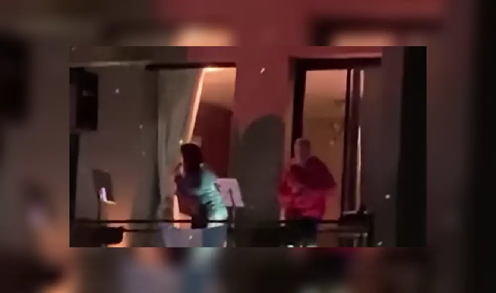 Desliza a la izquierda para ver más imágenes del concierto en balcón que se hizo viral en Facebook. Desliza a la izquierda para ver más imágenes del concierto en balcón que se hizo viral en Facebook.