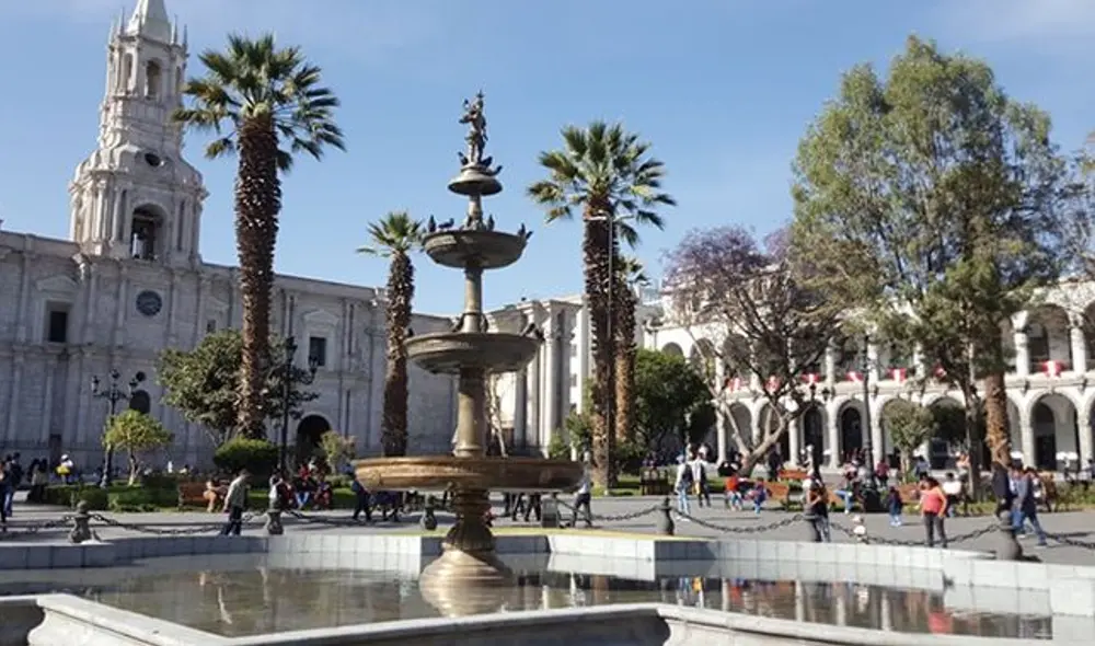 Hinchas peruano no podrán subir a los platos de la pileta del Tuturutu de la Plaza de Armas de Arequipa.