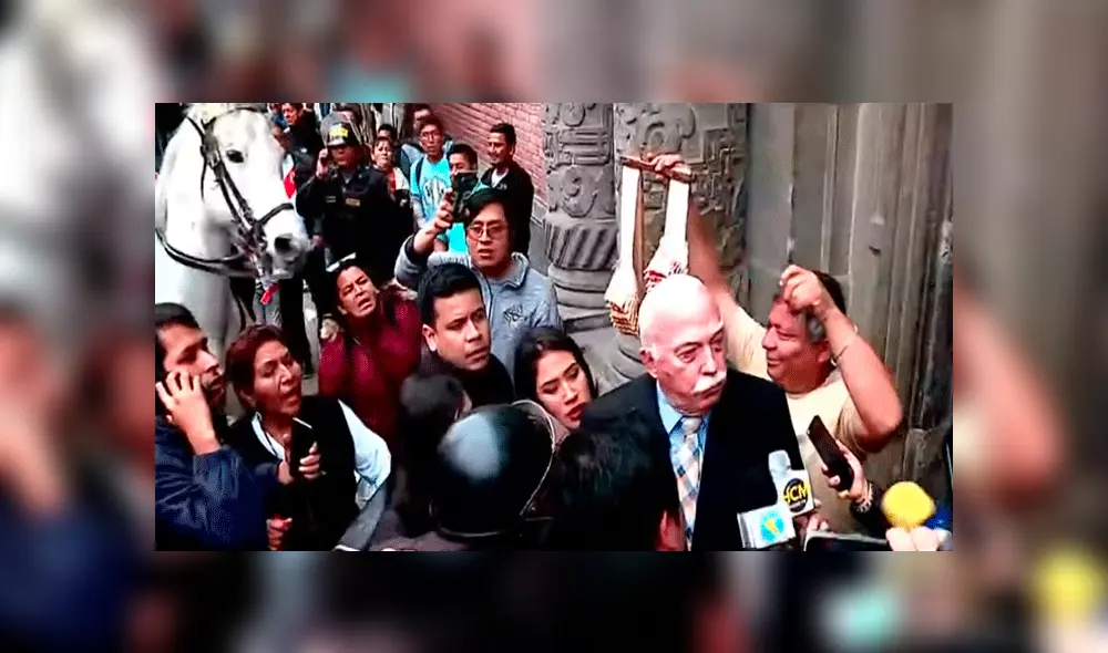 Ambulante intenta vender maní a Carlos Tubino y envía saludos a las cámaras [VIDEO]