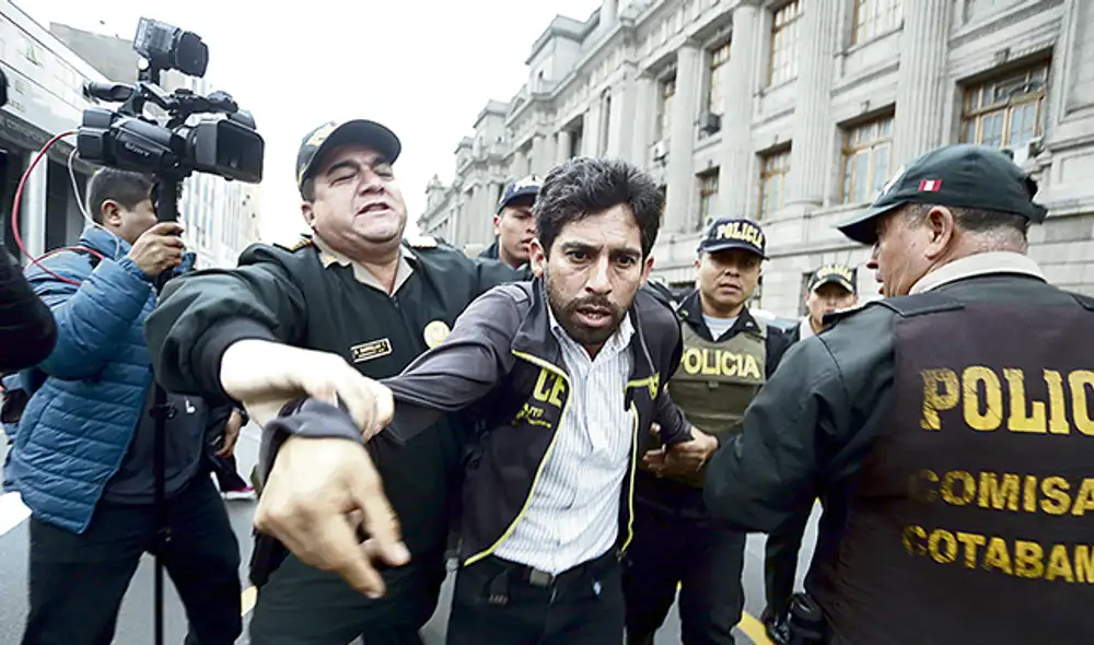 Desorden. Policía intervino para controlar a revoltosos. (Michael Ramón)