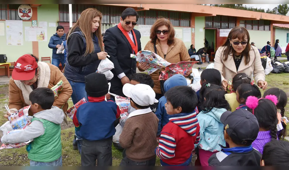 Con colecta de juguetes buscan llevar alegría a niños pobres de Arequipa Con colecta de juguetes buscan llevar alegría a niños pobres de Arequipa