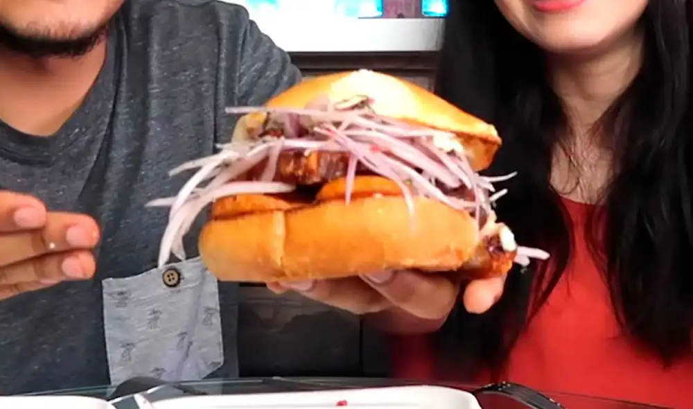 Desliza las imágenes para ver el aspecto de este costoso pan con chicharrón. Foto: Captura de YouTube/Desbalanceados