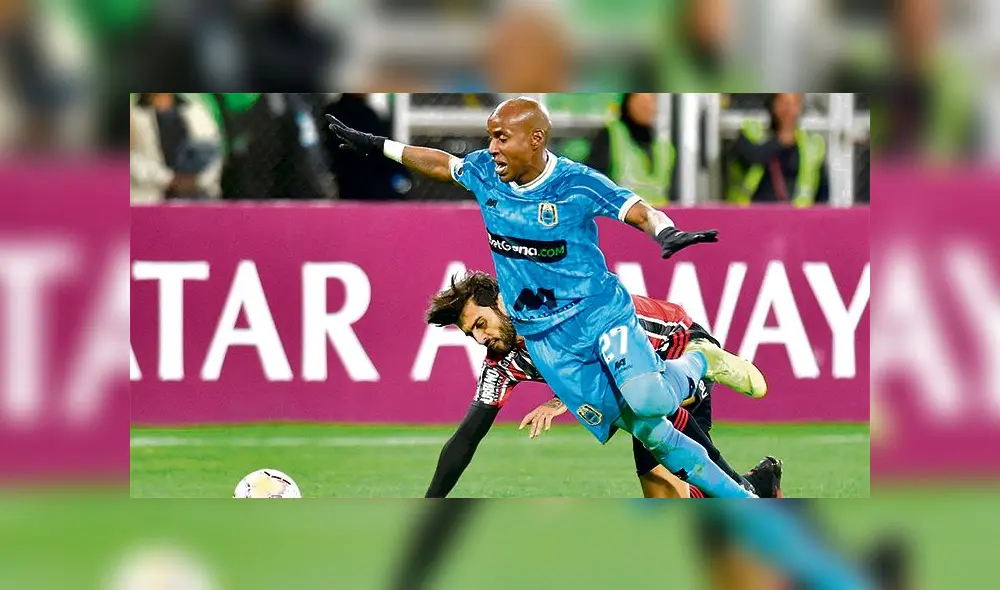 JJPANA2034. JULIACA (PER⁄), 05/03/2020.- Jeickson Reyes (frente) de Binacional disputa un balÛn con Igor Liziero de Sao Paulo este jueves en un partido del grupo D de la Copa Libertadores entre Escuela Municipal Deportivo Binacional y Sao Paulo, en el estadio Guillermo BriceÒo Rosamedina en Juliaca (Per˙). EFE/JosÈ Sotomayor JimÈnez