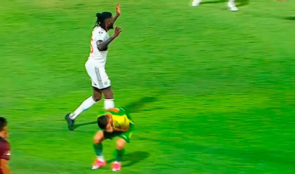 Olimpia vs. Defensa y Justicia: Emmanuel Adebayor ve la roja tras brutal patada a lo “Chiquito” Flores [VIDEO]