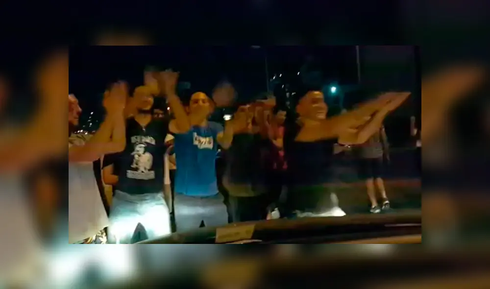 Los jóvenes dejaron de protestar y realizaron la coreografía del 'famoso' tema infantil para alegrar al menor. Foto: captura.