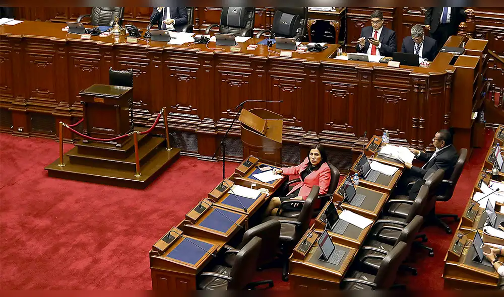 Ministra Flor Pablo defendió currículo de ataque de conservadores 