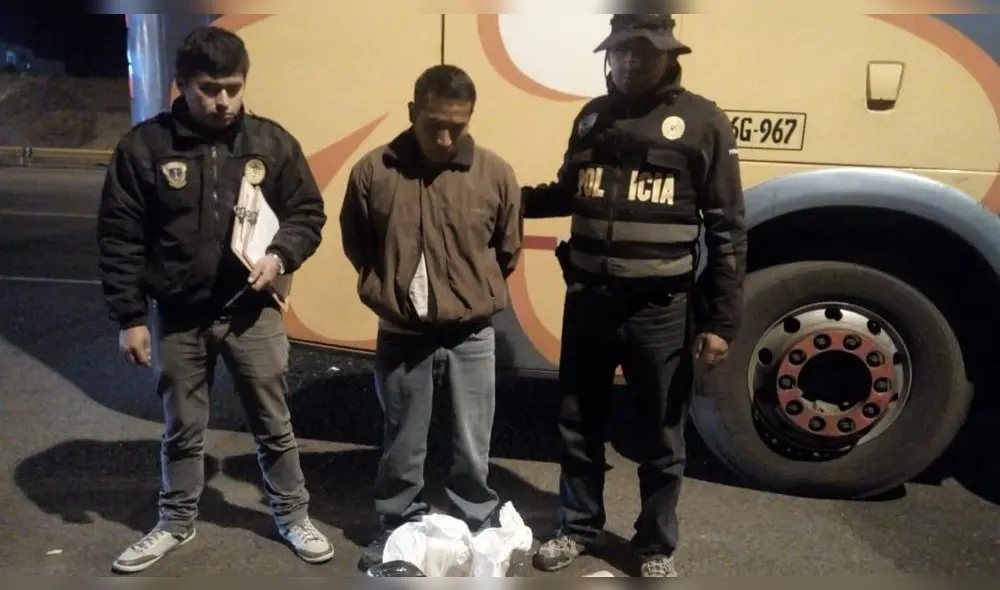 Pasajero iba en el asiento 45 y tenía la droga en una caja de cartón. Pasajero iba en el asiento 45 y tenía la droga en una caja de cartón.