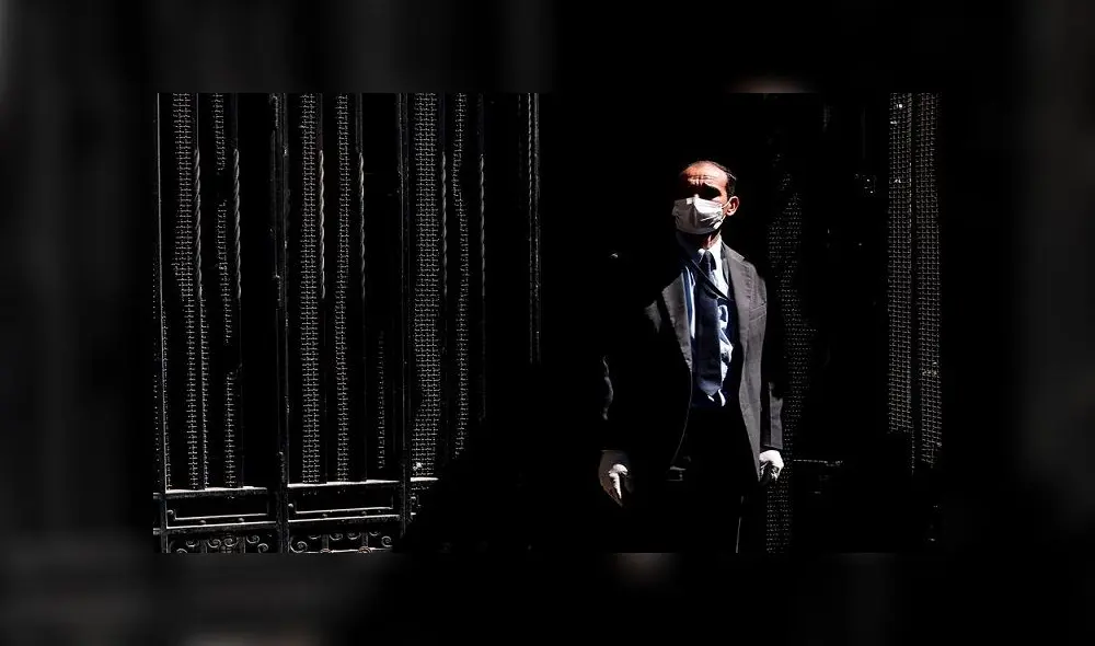 Un guarda de seguridad usa mascarilla este viernes en Santiago (Chile) en medio del brote del nuevo coronavirus. Foto: EFE