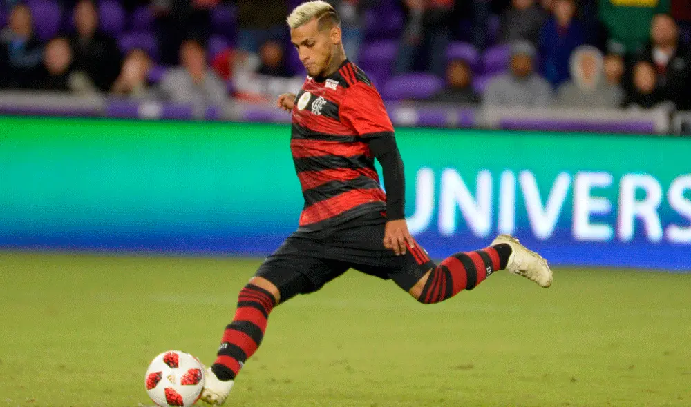 Miguel Trauco en el once titular del Flamengo,