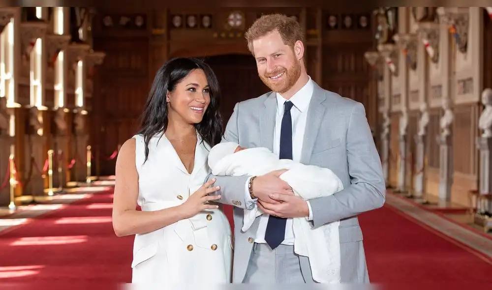 Meghan Markle y el príncipe Harry con su primogénito "Archie"