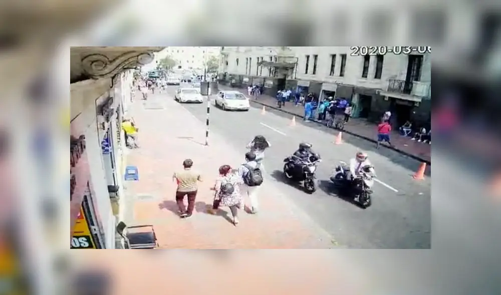 Sujetos en moto aparecen en escena, mientras que metros más allá lo esperaban para iniciar con el atraco. (Foto: Captura de video)