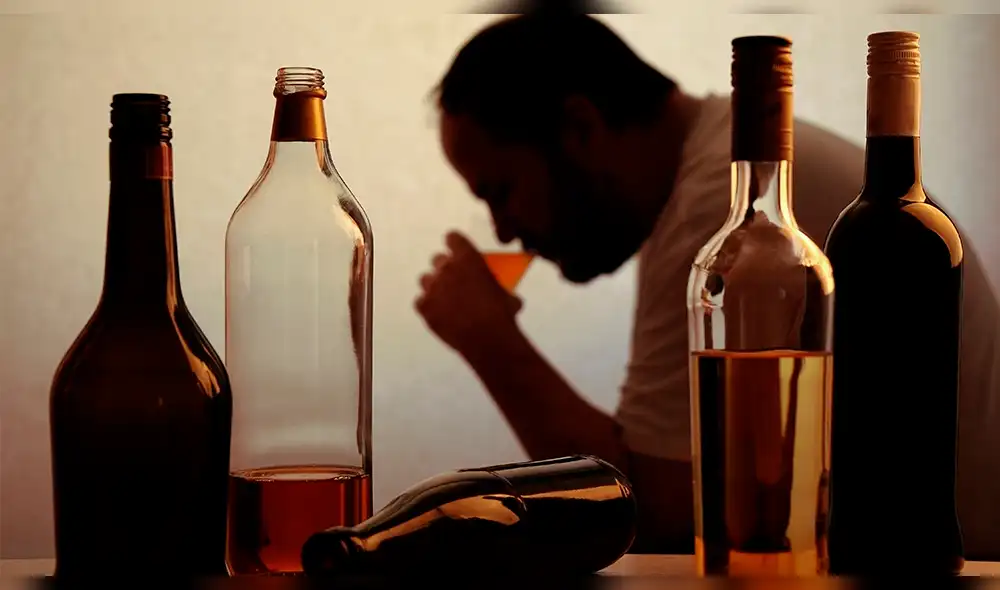 Experto dice que el alcoholismo no se hereda, pero sí se enseña