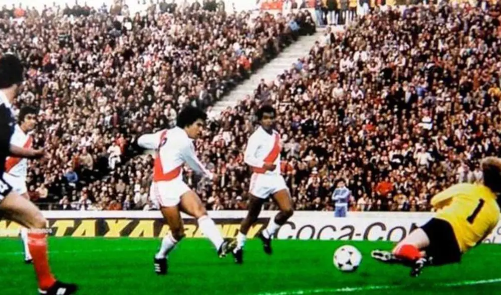 César Cueto marca, con un remate de zurda, el 1-1 parcial para Perú en el partido contra Escocia por el debut en Argentina 1978. Foto: Archivo ADFP.