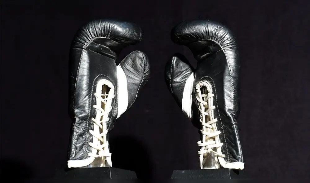 Los guantes de boxeo que usó Sylvester Stallone en Rocky. Foto: AFP