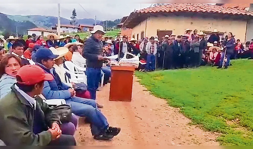 Protestantes. Se resisten al diálogo con empresa minera. Protestantes. Se resisten al diálogo con empresa minera.