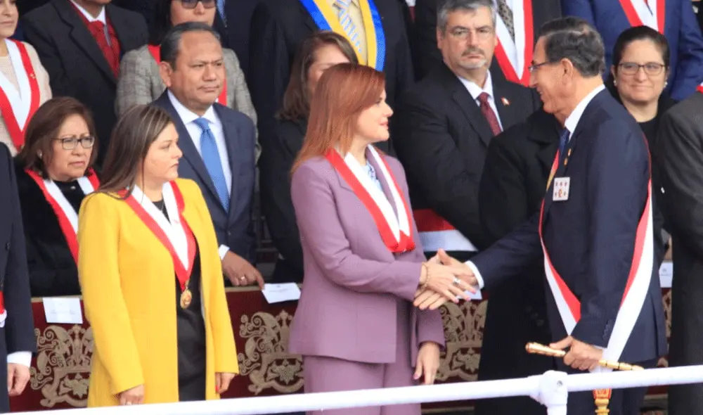 Mercedes Aráoz y el saludo a Martín Vizcarra este 29 de julio. Foto: Jhonel Rodríguez/La República