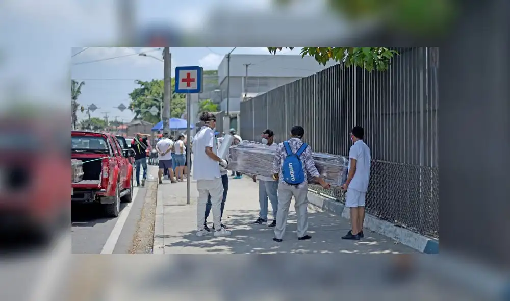 En una cola habían personas que llevaban esperando hasta 10 días por un cadáver. Fuente: Reuters / foto referencial. En una cola habían personas que llevaban esperando hasta 10 días por un cadáver. Fuente: Reuters / foto referencial.