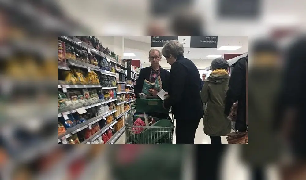Tras su renuncia, Theresa May va de compras junto a su esposo [FOTOS]