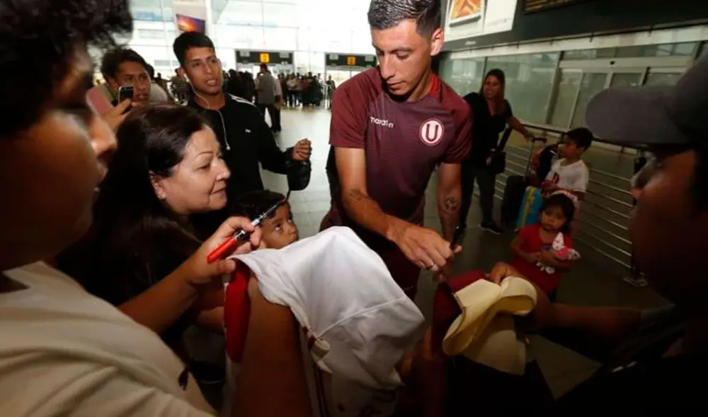 Las mejores imágenes que dejó el recibimiento del hincha a Universitario de Deportes. Foto: Violeta Ayasta Las mejores imágenes que dejó el recibimiento del hincha a Universitario de Deportes. Foto: Violeta Ayasta
