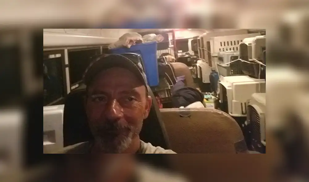 Recorre zonas afectadas por huracán Florence rescatando mascotas abandonadas