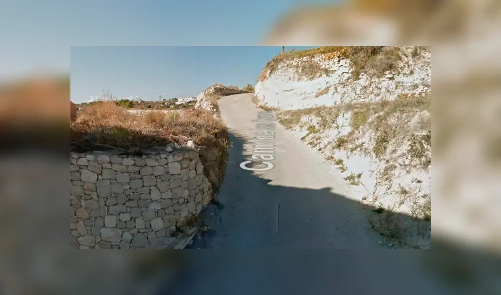 El desafortunado sujeto estaba parado en el aparcamiento y el vehículo cayó matándolo en el acto. El hecho ocurrió en España.