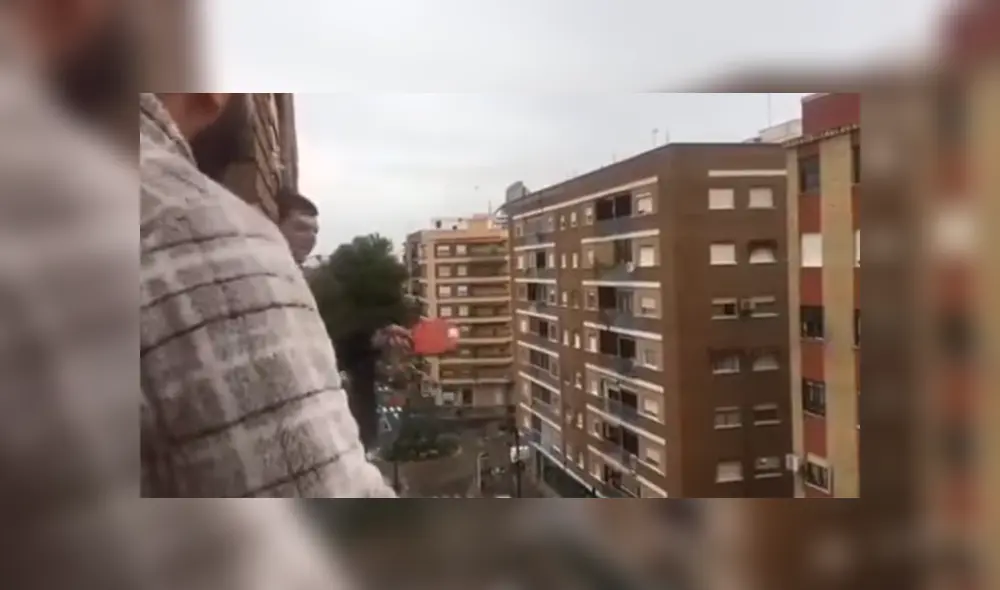 A través de YouTube se hizo viral la ingeniosa idea de dos jóvenes para divertirse en la cuarentena.