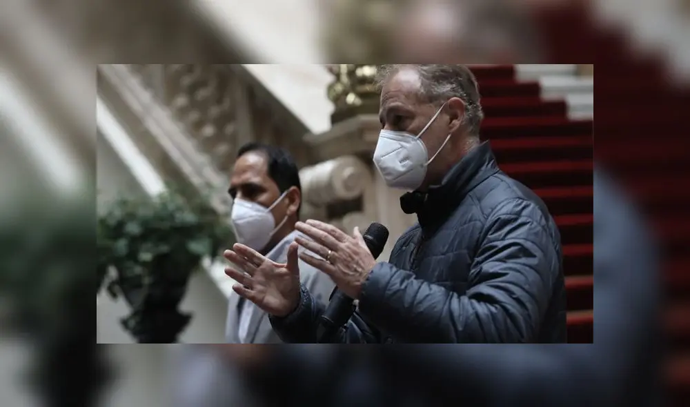 Jorge Muñoz Wells con representantes de corredores complementarios. Créditos: Jorge Cerdán / La República