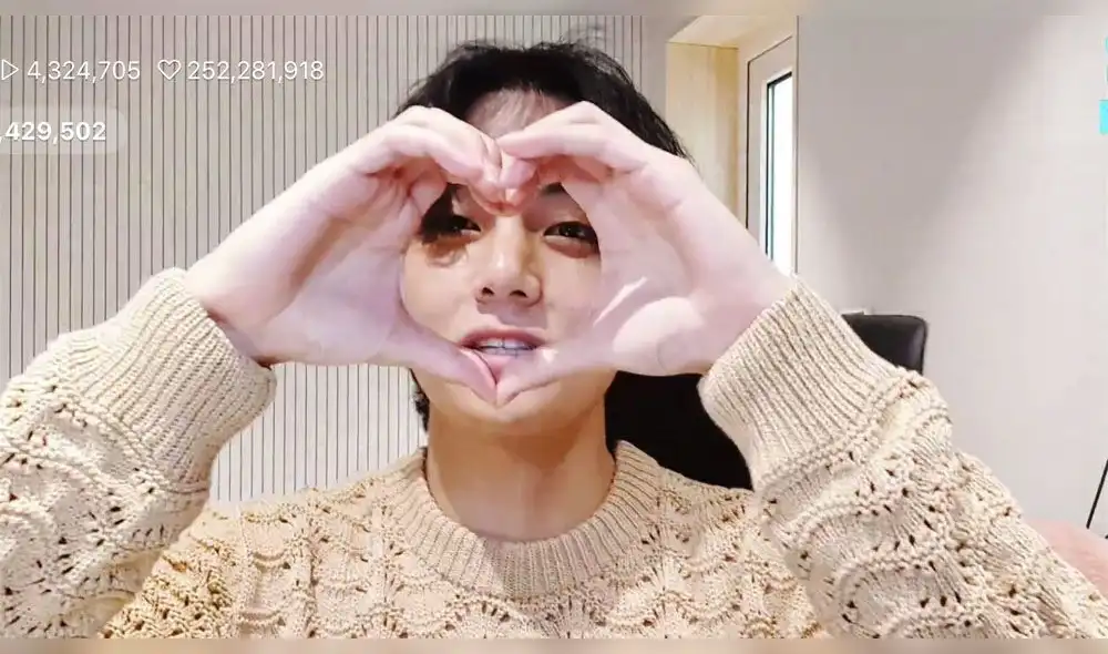 Desliza para ver más fotos de Taehyung de BTS.