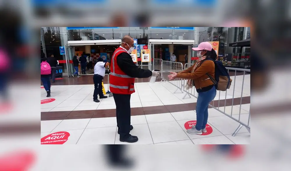 Largas colas se registran en exteriores del Mall Plaza de Santa Anita.Foto: Flavio Matos.