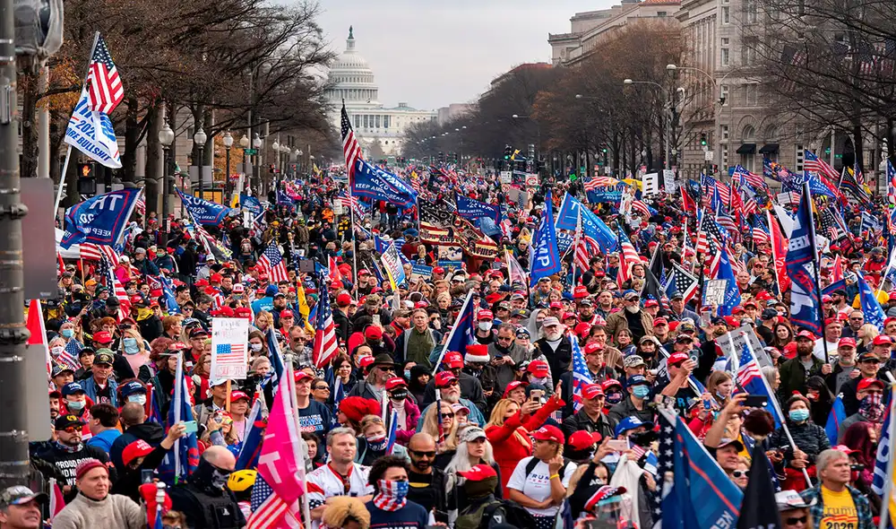 Un día después de la sentencia de la Corte Suprema una multitudinaria manifestación se efectuó en Washington para pedir "cuatro años más" de la presidencia de Trump. Foto: EFE