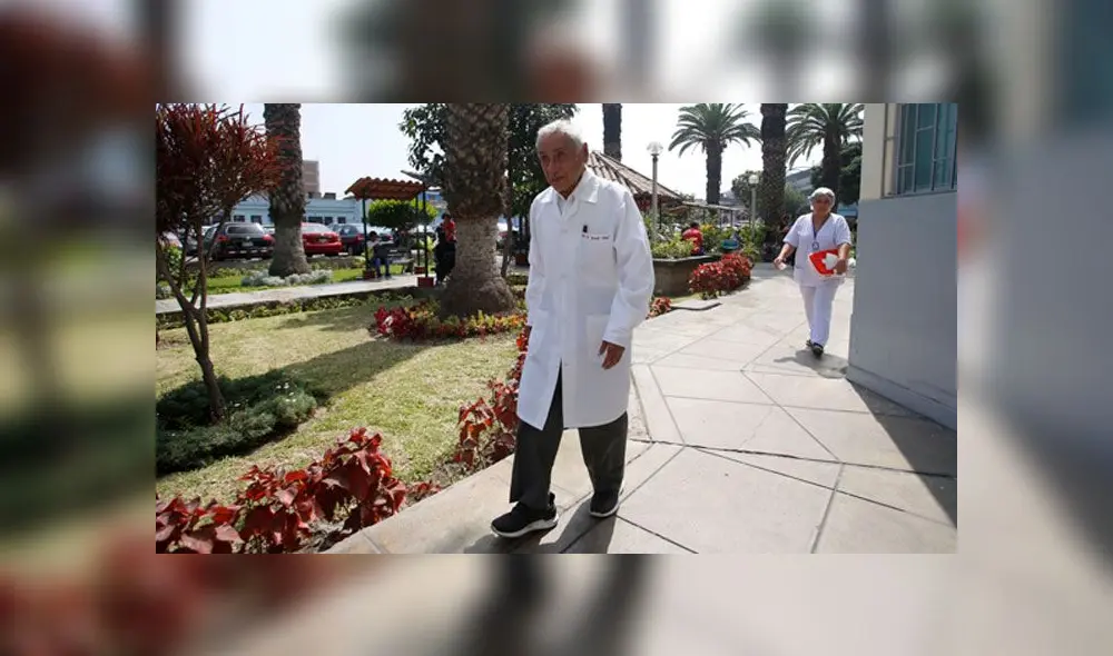 Condecoran a médico que continúa trabajando pese a que tiene 100 años. Créditos: Difusión. Condecoran a médico que continúa trabajando pese a que tiene 100 años. Créditos: Difusión.