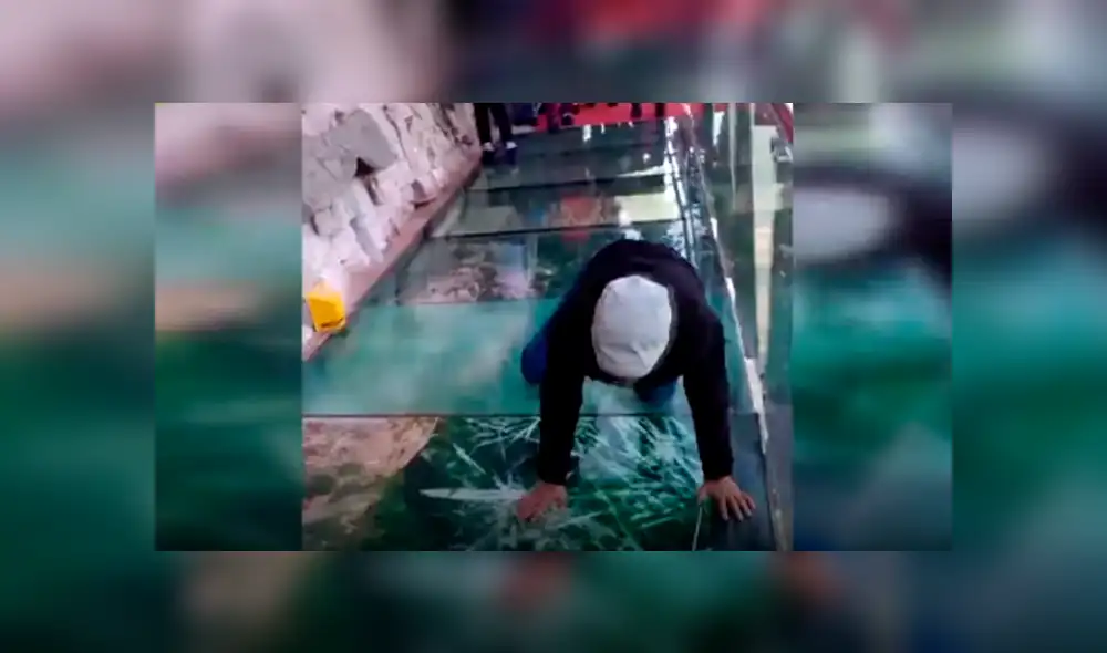 YouTube: terror en China por puente de cristal que ‘se rompe’ cuando caminan sobre él [VIDEO] 