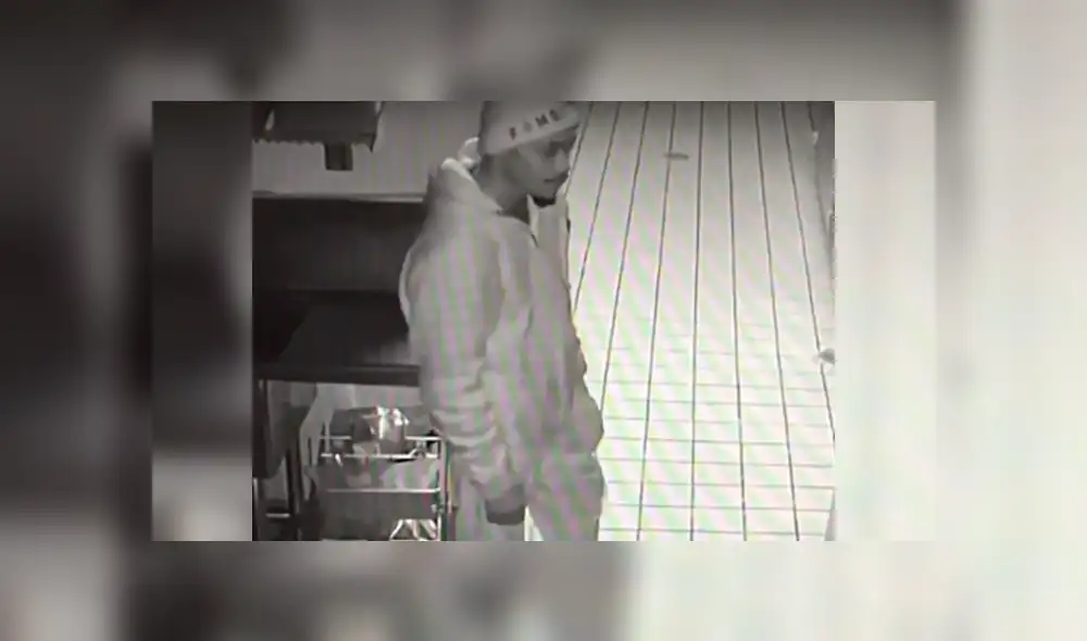 Al finalizar su siesta dentro del local, se llevó una laptop y una tablet. Foto: captura Al finalizar su siesta dentro del local, se llevó una laptop y una tablet. Foto: captura