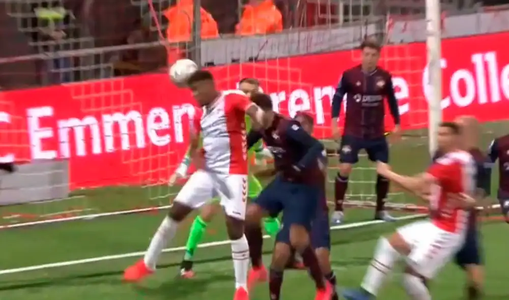 Miguel Araujo recibió el centro de Sergio Peña.