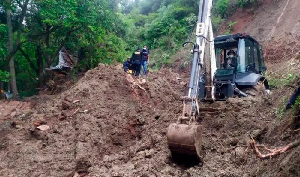Caída de piedras y tierra afectó dos viviendas. Foto: PNP