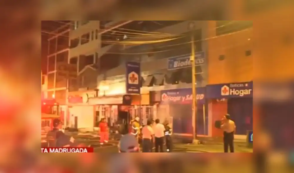 Los Olivos: incendio consume galería de plástico y genera pánico en los vecinos Los Olivos: incendio consume galería de plástico y genera pánico en los vecinos