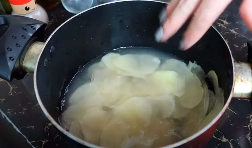 Los youtubers enseñaron la sencilla receta para hacer este piqueo. Foto: Captura/YouTube/DesbalanceAdos Los youtubers enseñaron la sencilla receta para hacer este piqueo. Foto: Captura/YouTube/DesbalanceAdos