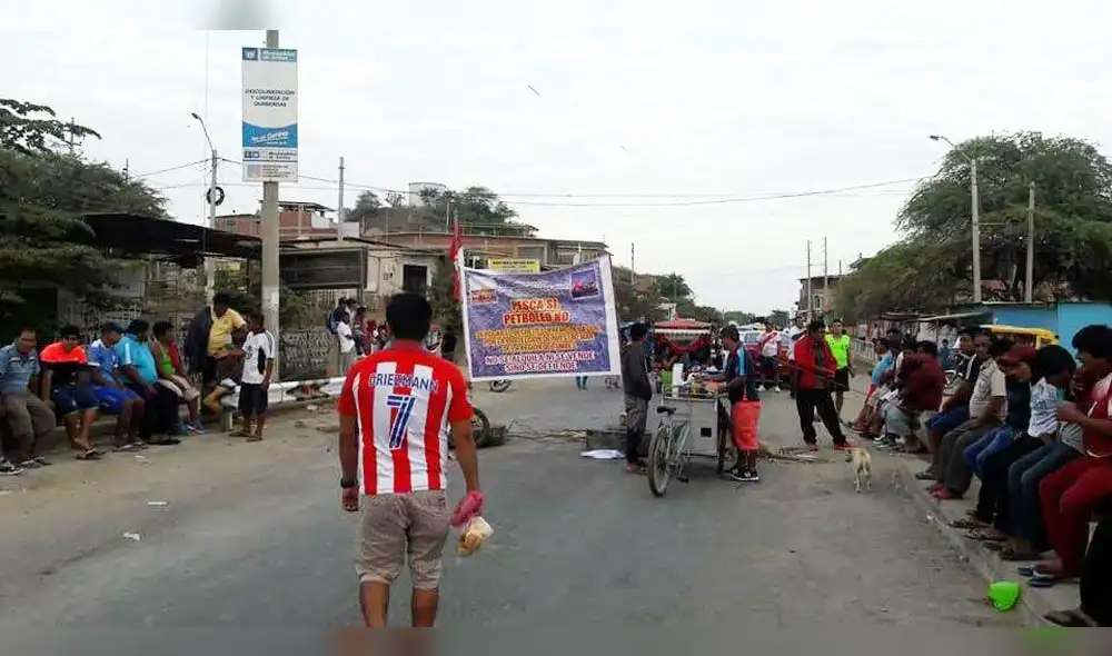 Pescadores de Tumbes bloquean Panamericana Norte y rechazan actividad petrolera