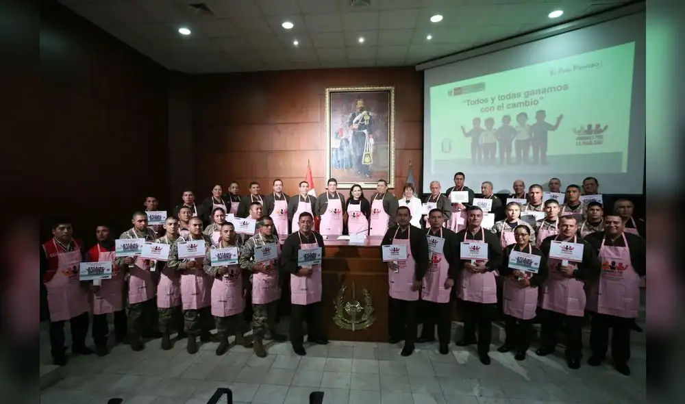 campaña. Efectivos del Ejército usaron mandiles rosados como expresión de igualdad. campaña. Efectivos del Ejército usaron mandiles rosados como expresión de igualdad.