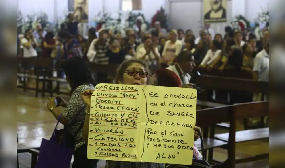 Personalidades políticas, militantes y público en general despiden a Alan García en la Casa del Pueblo. [FOTOS]