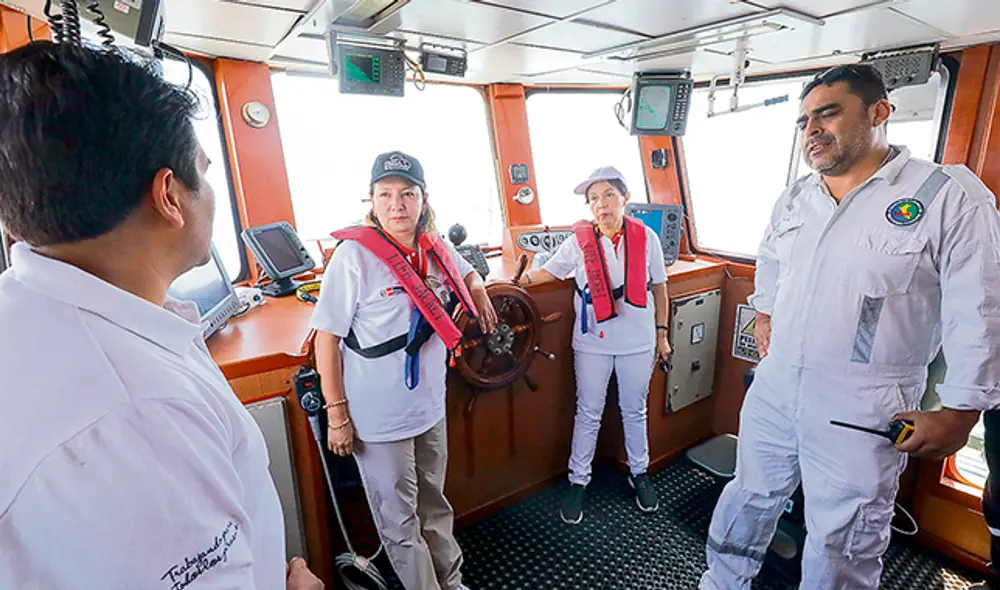 Inspección. La ministra Rocío Barrios (segunda, izq.) constató la nueva medición de biomasa en un navío científico de IMARPE. Inspección. La ministra Rocío Barrios (segunda, izq.) constató la nueva medición de biomasa en un navío científico de IMARPE.