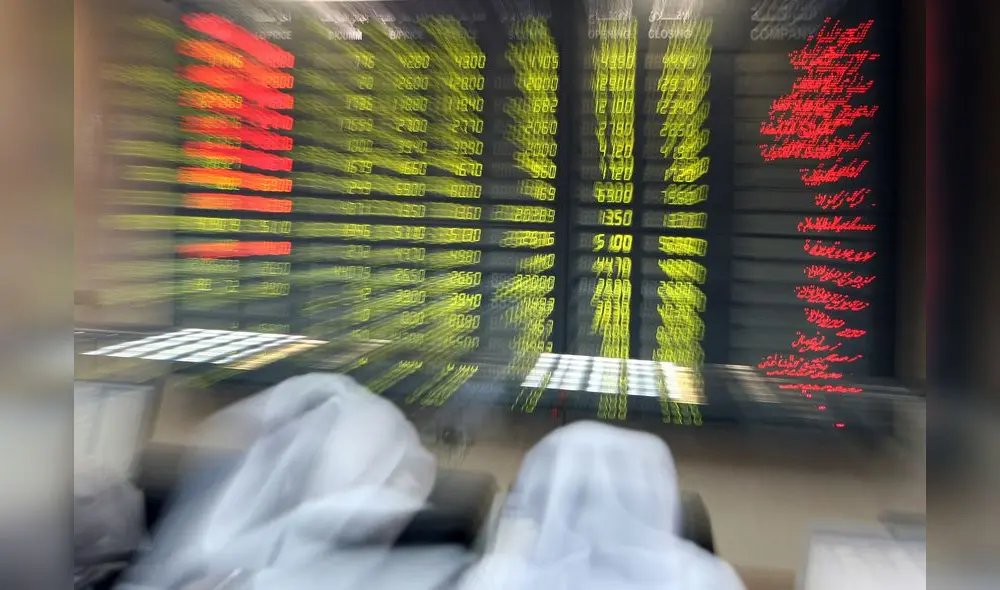 Qatari investors follow the stock market activity on a monitor at the Doha Securities Market on October 7, 2008. Shares plunged across the Arab world on Tuesday as panic over the global financial crisis gripped investors, with the market in oil powerhouse Saudi Arabia sinking by more than seven percent. AFP PHOTO/KARIM JAAFAR (Photo by KARIM JAAFAR / AFP) Qatari investors follow the stock market activity on a monitor at the Doha Securities Market on October 7, 2008. Shares plunged across the Arab world on Tuesday as panic over the global financial crisis gripped investors, with the market in oil powerhouse Saudi Arabia sinking by more than seven percent. AFP PHOTO/KARIM JAAFAR (Photo by KARIM JAAFAR / AFP)
