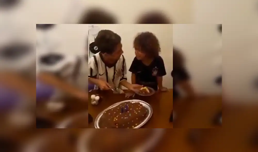 En Facebook, un pequeño no pudo contener las lágrimas de emoción por el tierno gesto que tuvo su hermano mayor.