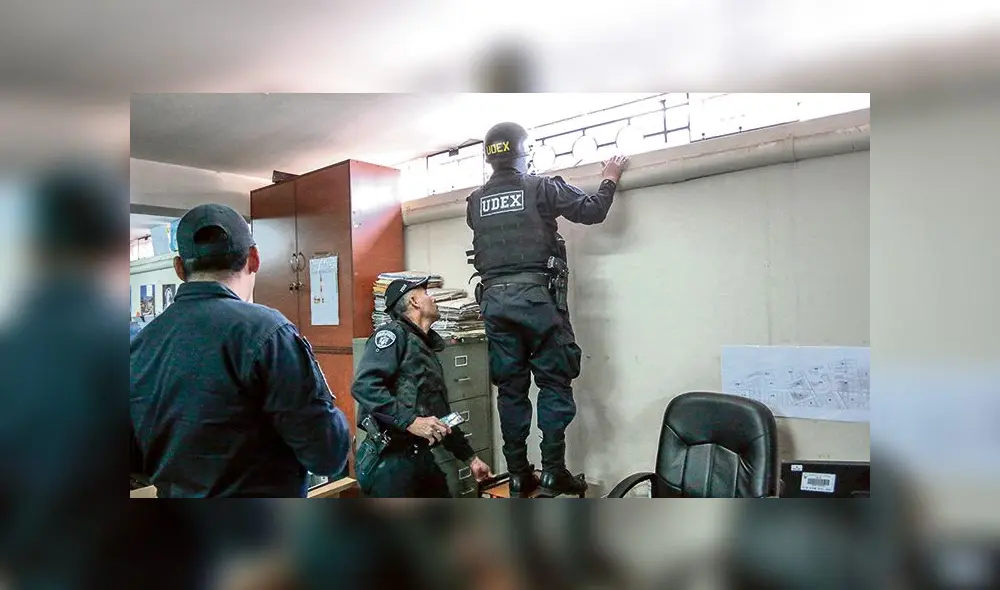 EXPLOSION ARTEFACTO EXPLOSIVO EN LA MUNICIPALIDAD PROVINCIAL DE AREQUIPA EXPLOSION ARTEFACTO EXPLOSIVO EN LA MUNICIPALIDAD PROVINCIAL DE AREQUIPA